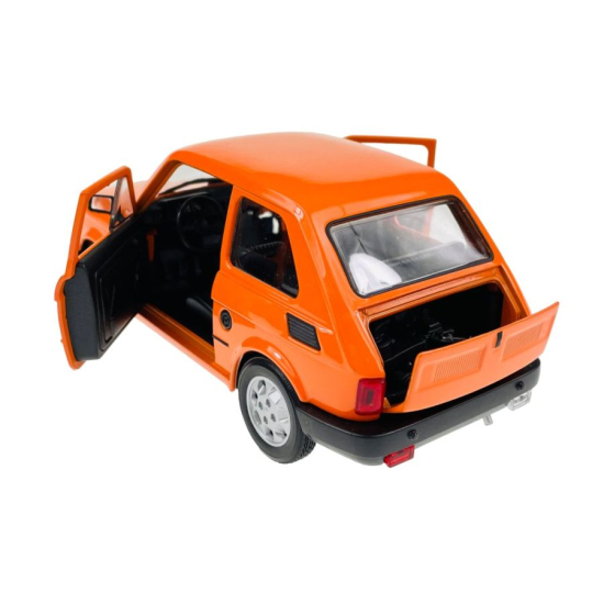 Model Fiat 126p z otwartą tylną klapą silnika i drzwiami kierowcy