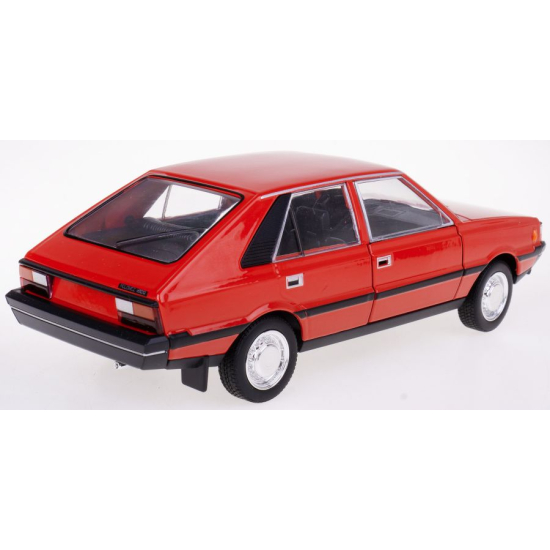Model samochodu FSO Polonez 1500 w skali 1:24 – widok z tyłu na detale nadwozia