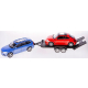 Niebieski SUV Volvo XC90 z podpiętą dwuosiową lawetą i czerwonym samochodem Volkswagen Beetle z najazdami