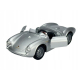 Srebrny model Porsche 550 Spyder Welly z otwartymi drzwiami, widok z przodu.